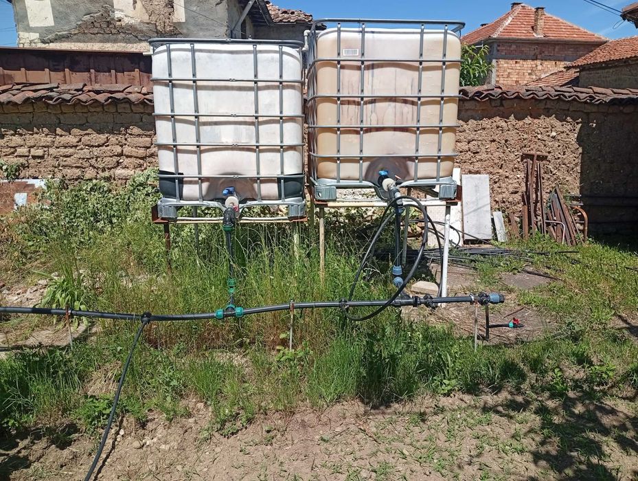 Продавам  2 -бр бидони по 1000 л.  Стойка и поливна система към тях.