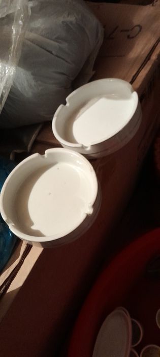 Посуды для кафе белого цвета в отличном состоянии