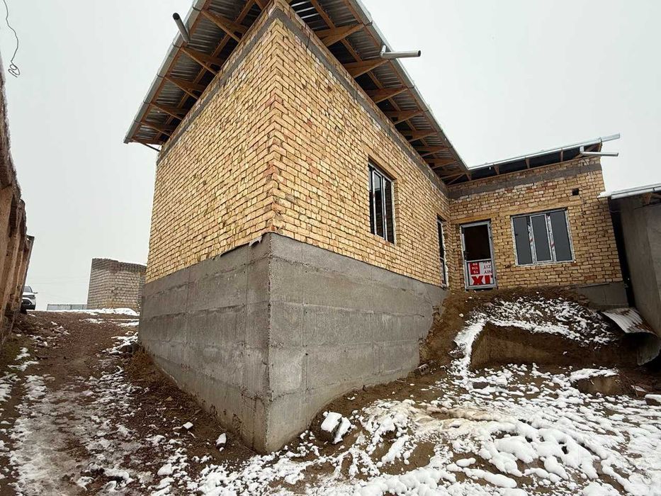 Янги пишган ғиштдан сифатли курилган каробка участка сотилади.