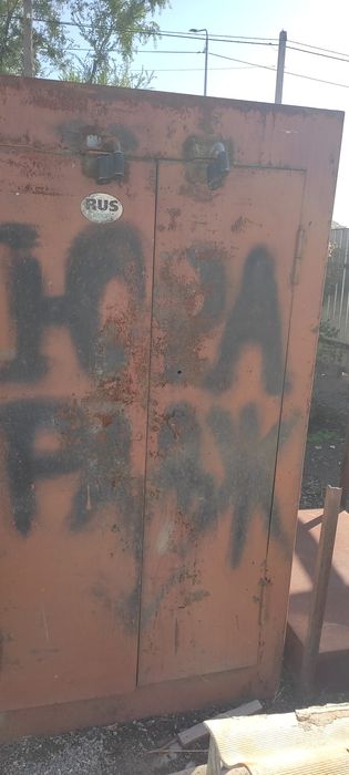 Металлический шкаф.