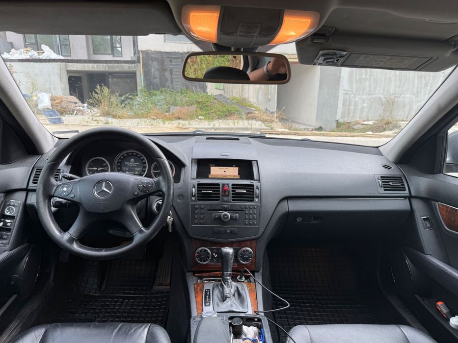 Автомобил Мерцедес Ц 220