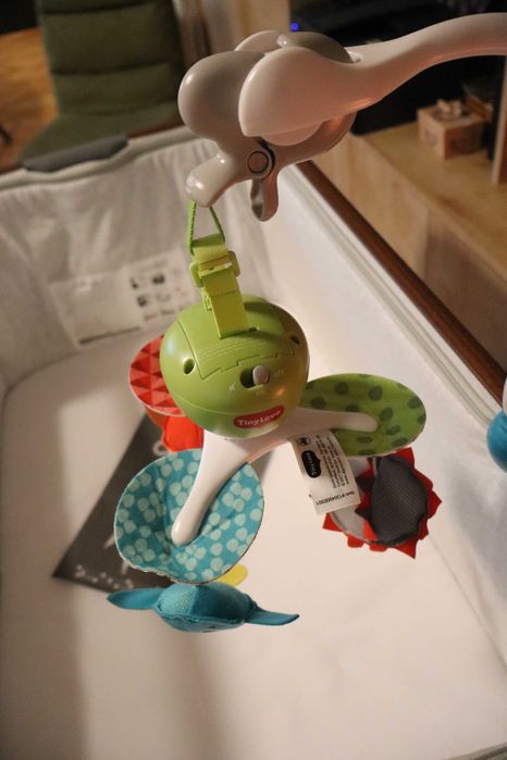 Преносима музикална въртележка Tiny Love Meadow Days