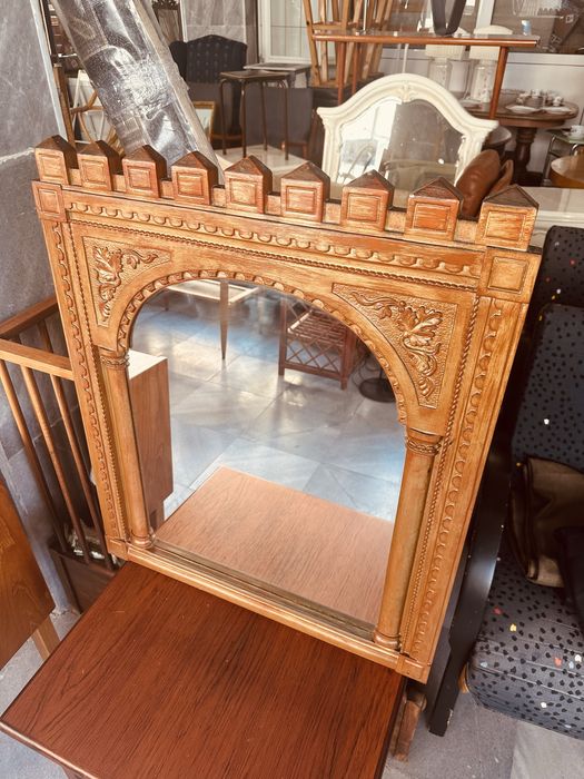 Декоративно стеннo огледало с масивна дървена рамка