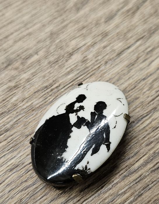 Broșă veche din porțelan cu un model delicat