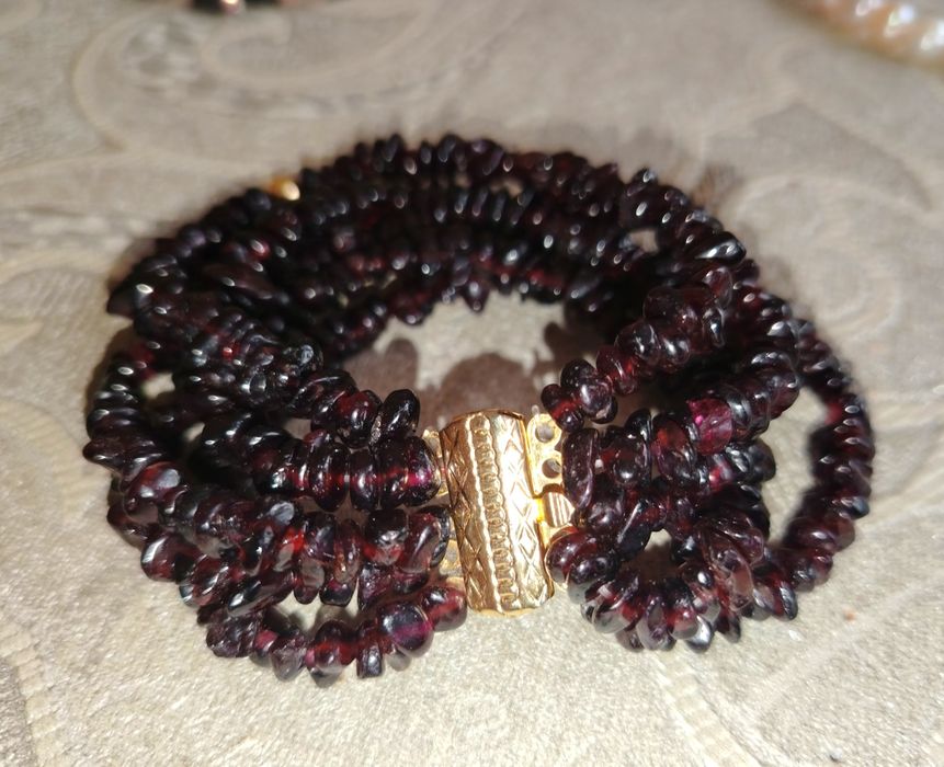 Гривна от Гранати