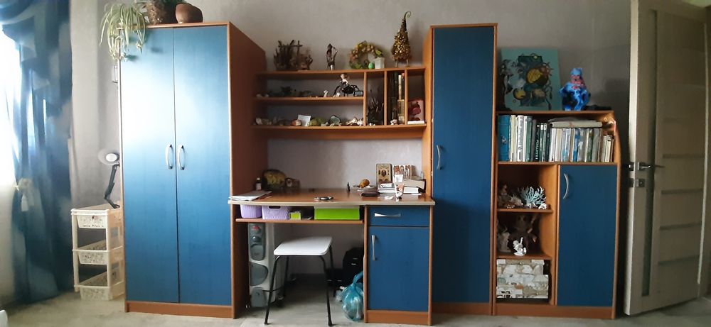 Продам мебель для гостинной,детской.Два шкафа,компьютерный стол,комод.