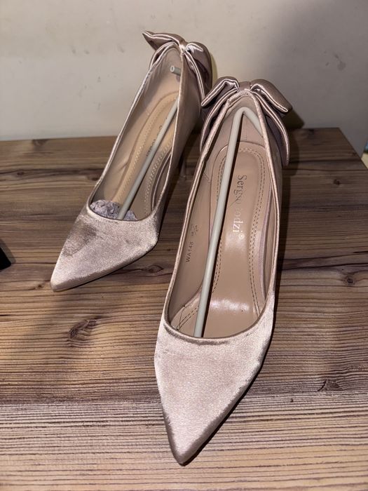 Обувки на висок ток сатен с панделка