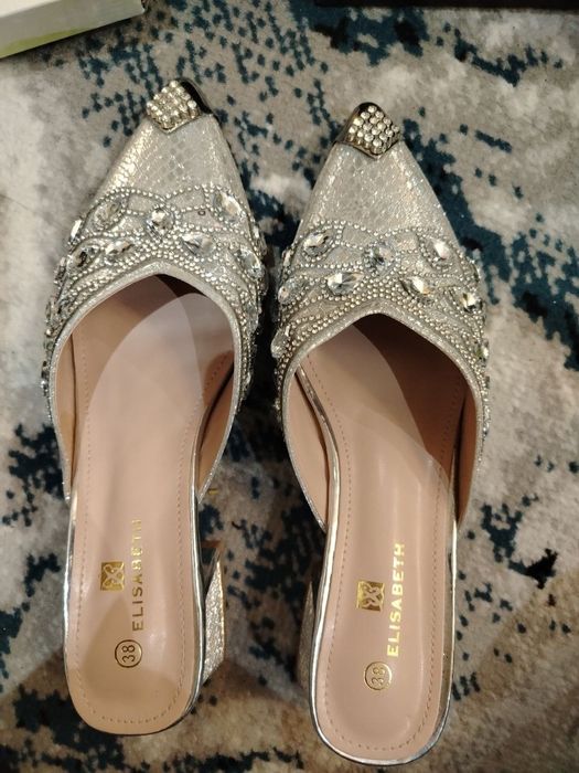 Kelinlar uchun oyoq kiyimlar yangi