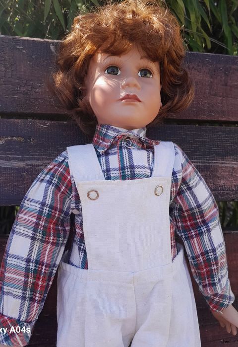 Порцеланова кукла момче