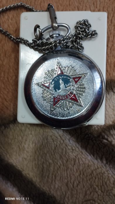 Часы на цепочке в рабочем состоянии.