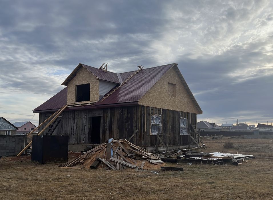 Дом недостроенный с мансаром на 6 дачи