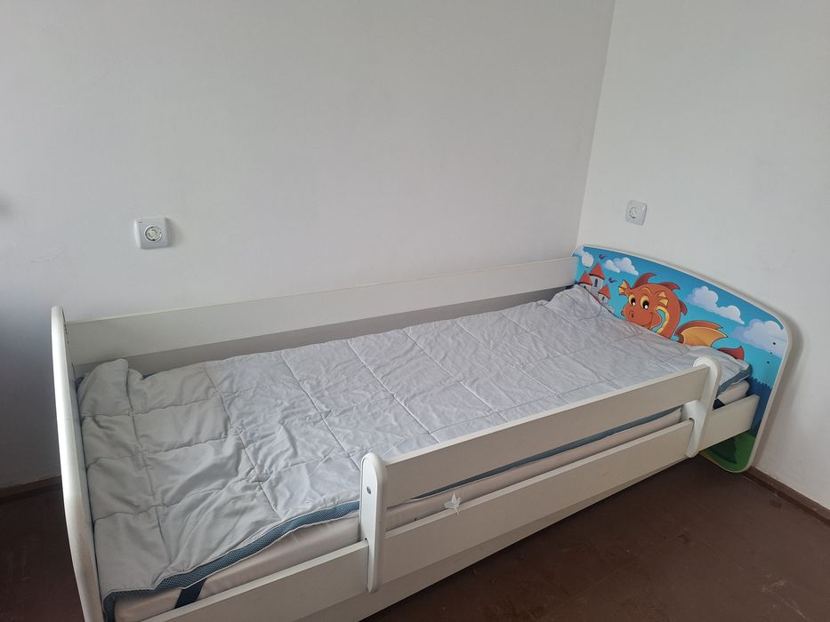 Продавам 2 детски легла с матрачета