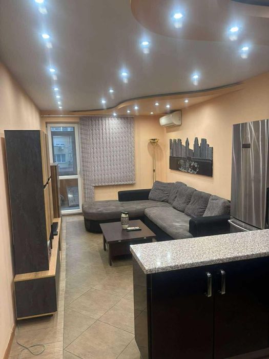 Дава се под наем Двустаен апартамент в Варна, Базар Левски - 70 кв.м за 598.23 € - Снимка #1