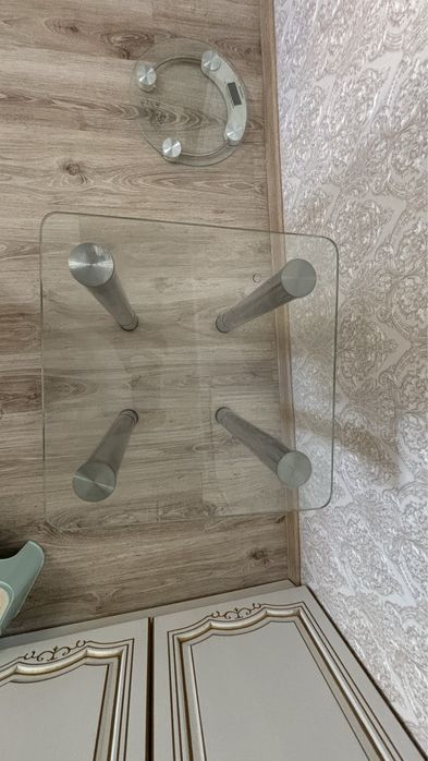 Столик стеклянный