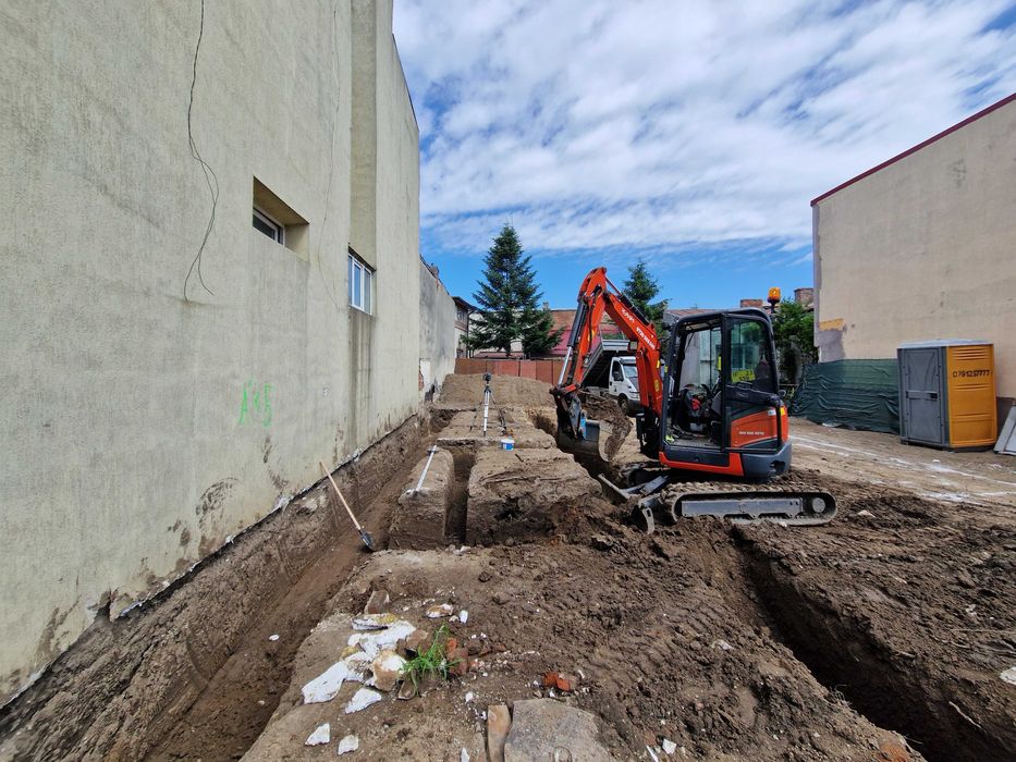 excavator de inchiriat, fundatii, canalizari, bransamente, fose, taluzari, gaz, electric, decopertari, taluzari