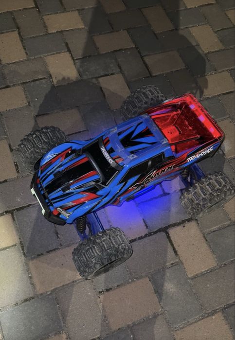 Traxxas X-Maxx Ultimate 8S + 2 LiPo 6700mAh + încărcător dual + roți paddle + WideMaxx