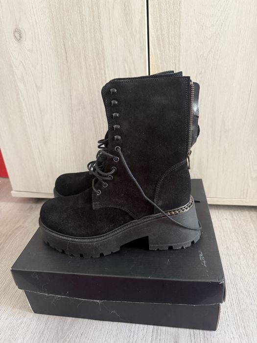 ghete piele intoarsa