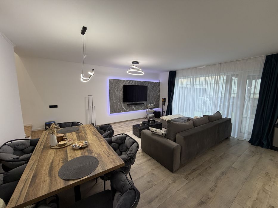 Apartament 3  camere cu etaj ,curte 40mp,parcare subteran cu incarcare