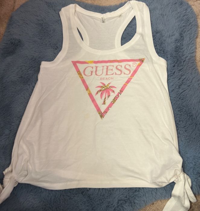 Топ Guess нов в размер XS.