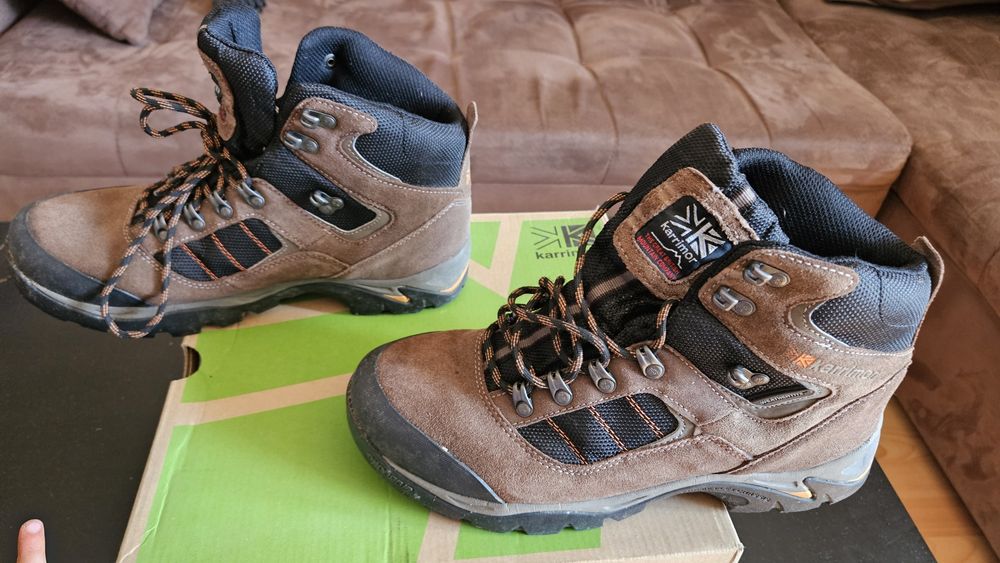 Няколко чифта мъжки обувки номер 42