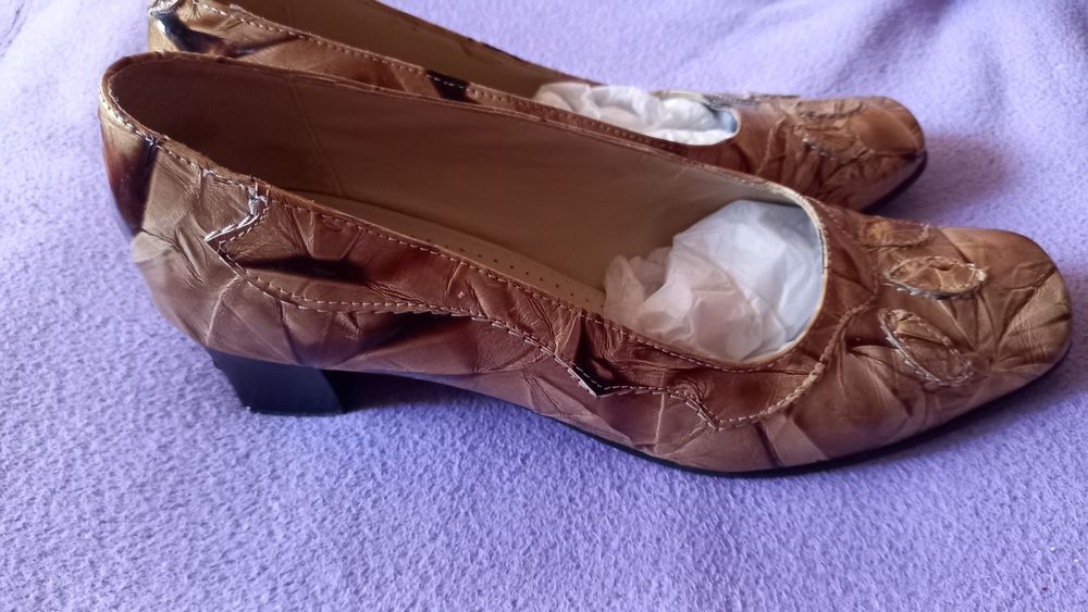 Vand pantofi dama din piele lacuita cu toc, măsură 39