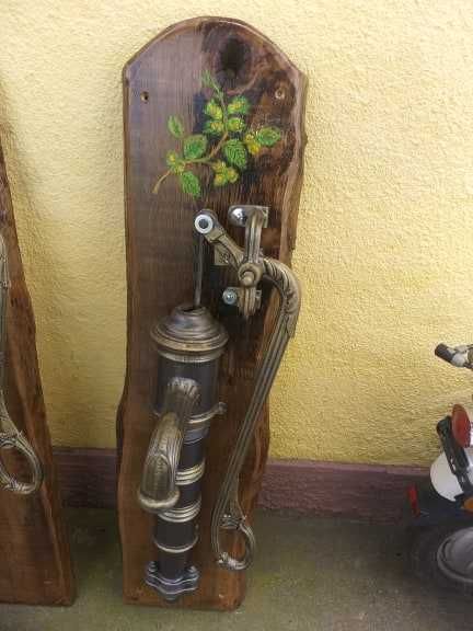 Fantana arteziana din fonta asezata pe un suport de lemn pictata