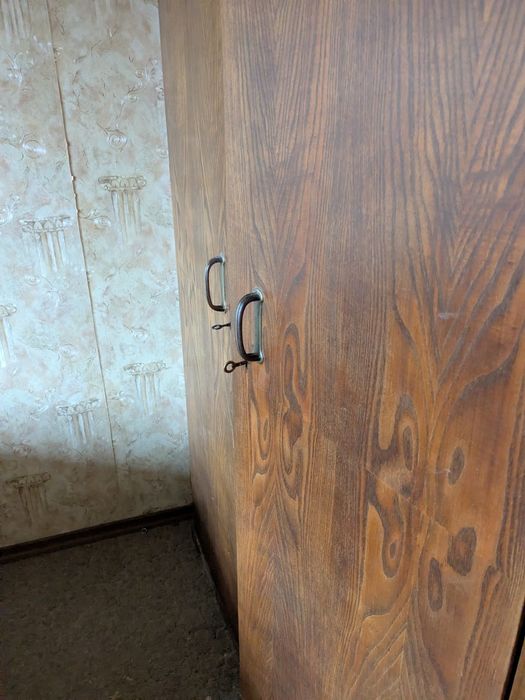 Старинен трикрилен гардероб с надстройка