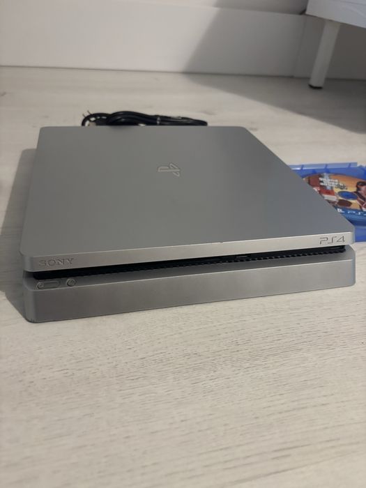 Playstation 4 Silver Limited Edition. 500gb, 2 manete