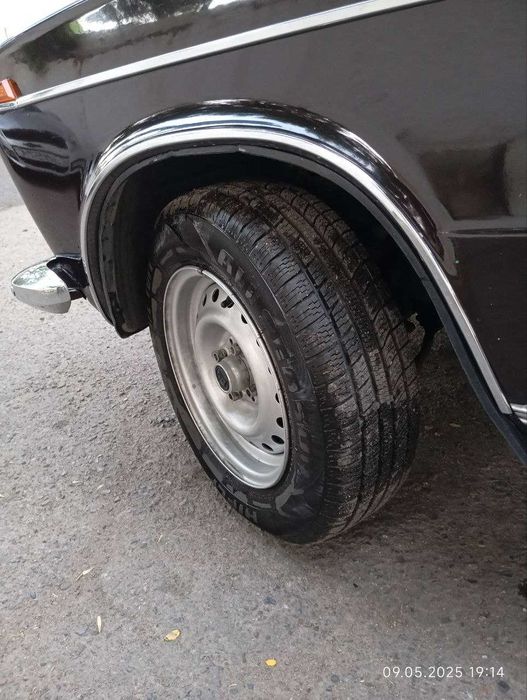 Продам ВАЗ-2103 (1 владелец с салона); топливо-бензин