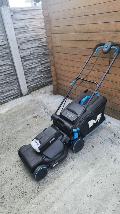 Vând mașina tuns iarba electrica