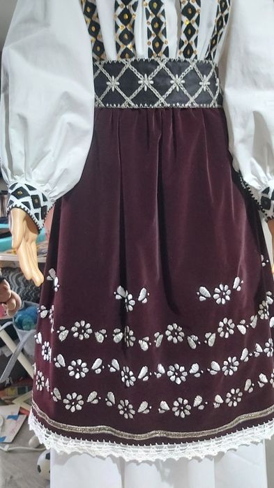 Costume tradiționale noi,cusute manual