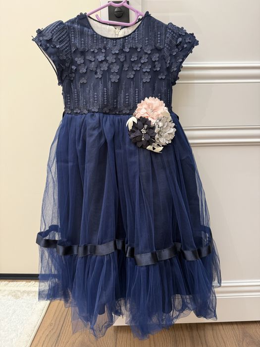 Продам платье для девочки 6-7 лет