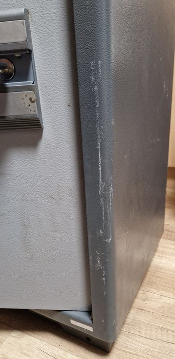 Масивна огнеупорна метална каса