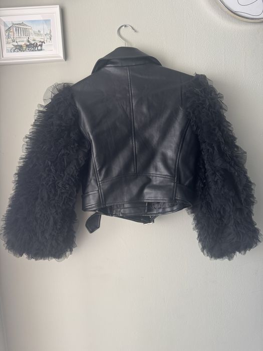 Уникално кожено яке с пухкави ръкави от тюл