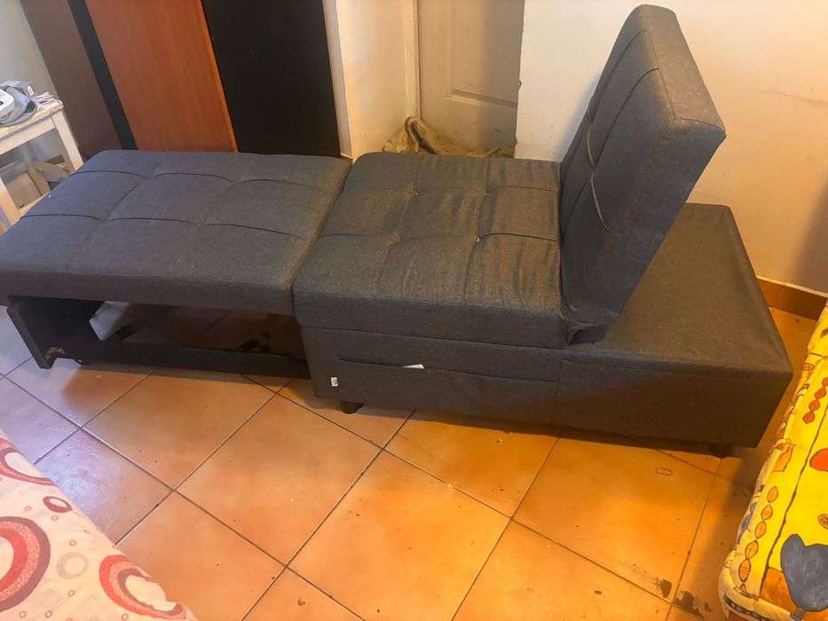 Fotoliu pat tapisat cu stofa spatar inclinabil.