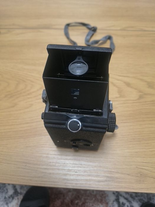 Cameră foto reflexă cu lentilă dublă (TLR) Lubitel 166 Universal.