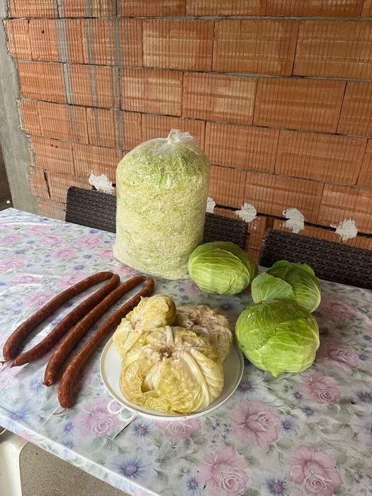 Varză murată 6 lei .Cîrnaț proaspăt afumat 40 lei. Varză tocata 2 lei