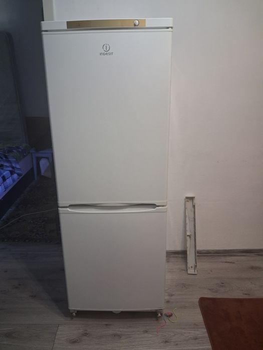 Продам холодильник INDESIT