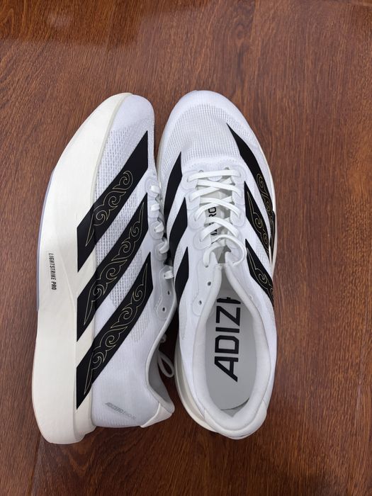 Новые кроссовки Adizero Evo SL