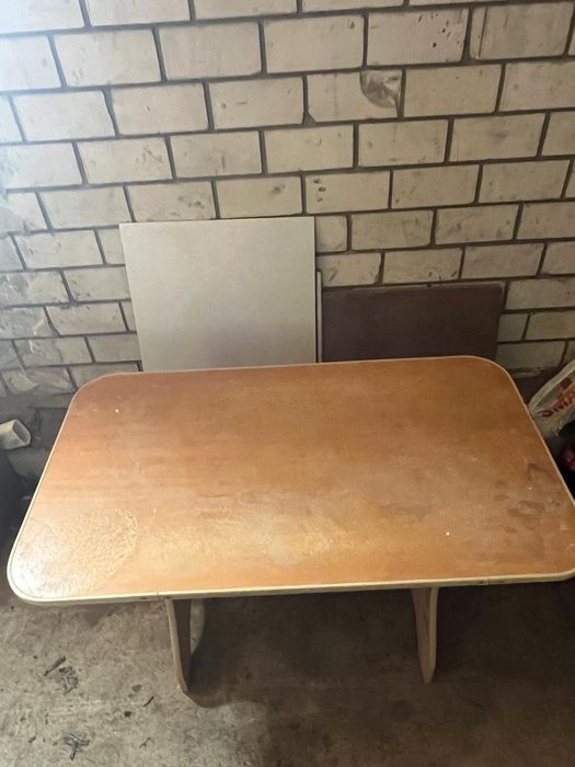 Продам стол со стульями.