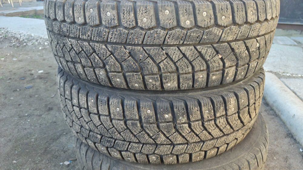 Продам две шины 175/65/14