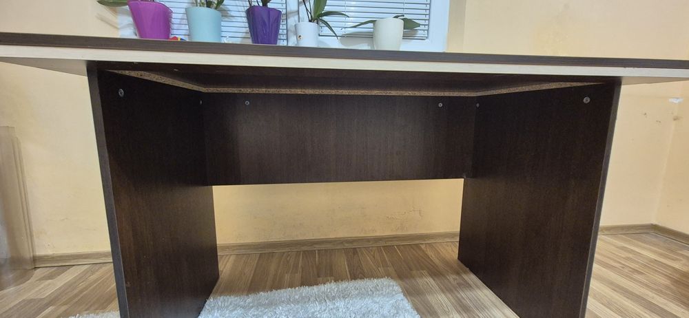 Продавам бюро-маса