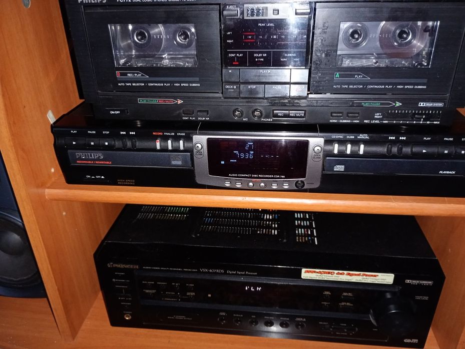 Caut electronist  cd player philips