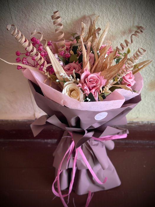 Аранжирани букети от сухи и изкуствени цветя