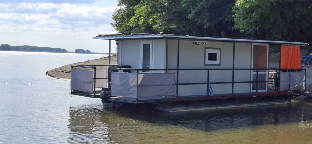 Vand catamaran autopropulsat 6 persoane inmatriculat.