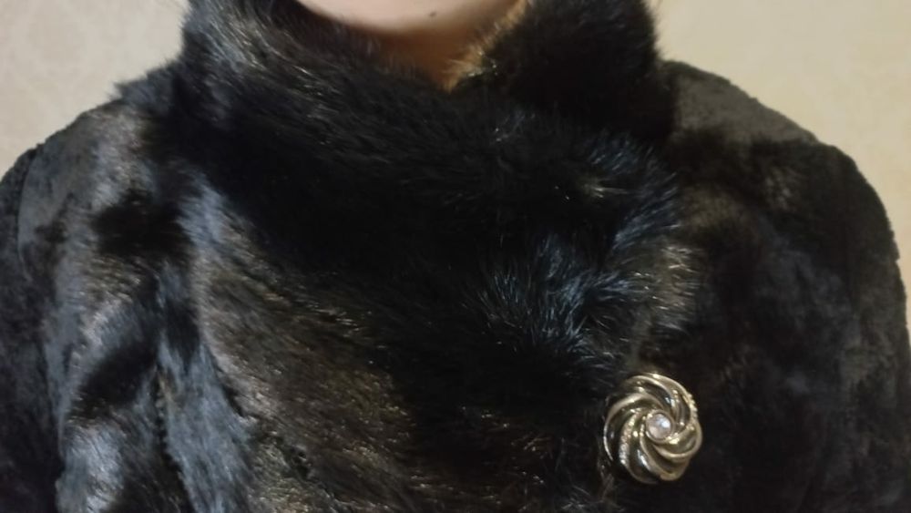 Шуба с норковым воротом.