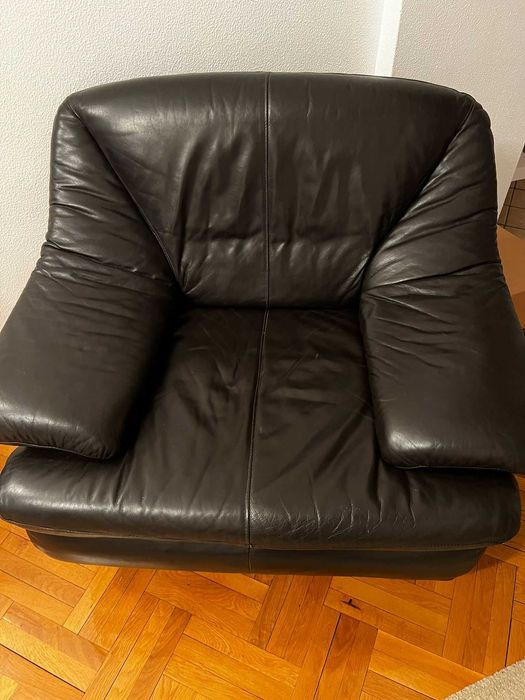 Set Mobilă Piele Neagră - Canapea + Fotoliu + 2 Tabureti