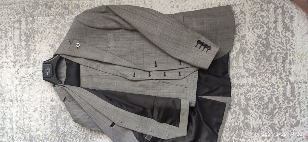 Новый костюм (см.)