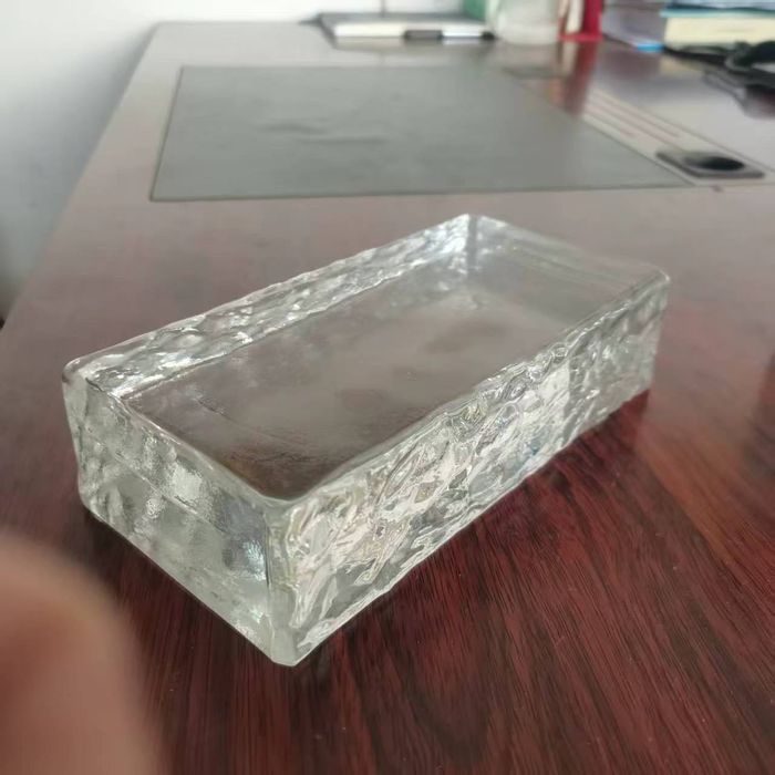 Стеклянный кирпич