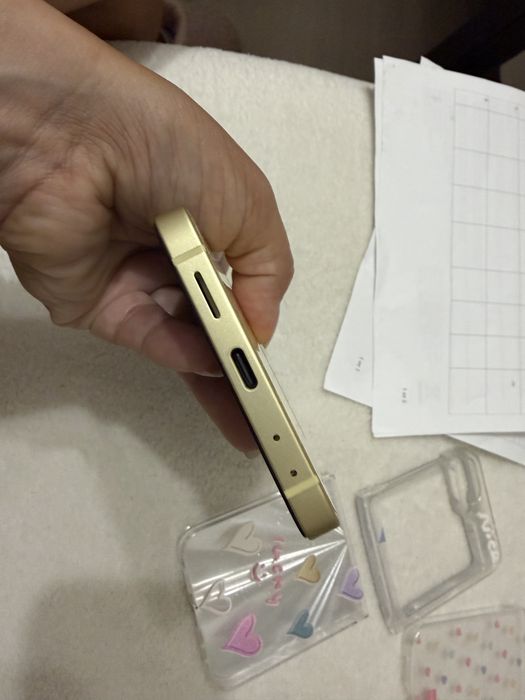 Samsung galaxy z flip 6 като нов в гаранция